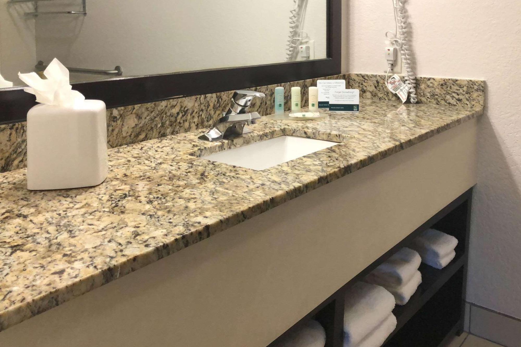Quality Inn & Suites Denver International Airport Exterior foto